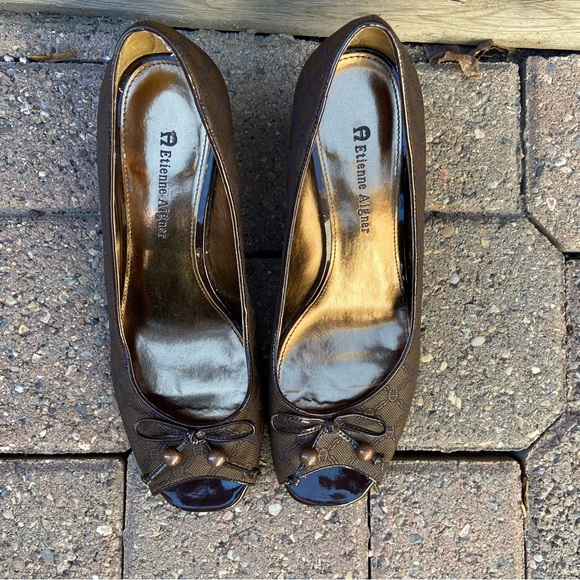 Etienne Aigner print brown women bow front peekaboo wedge heels. Size 7.5. Used - Picture 5 of 8